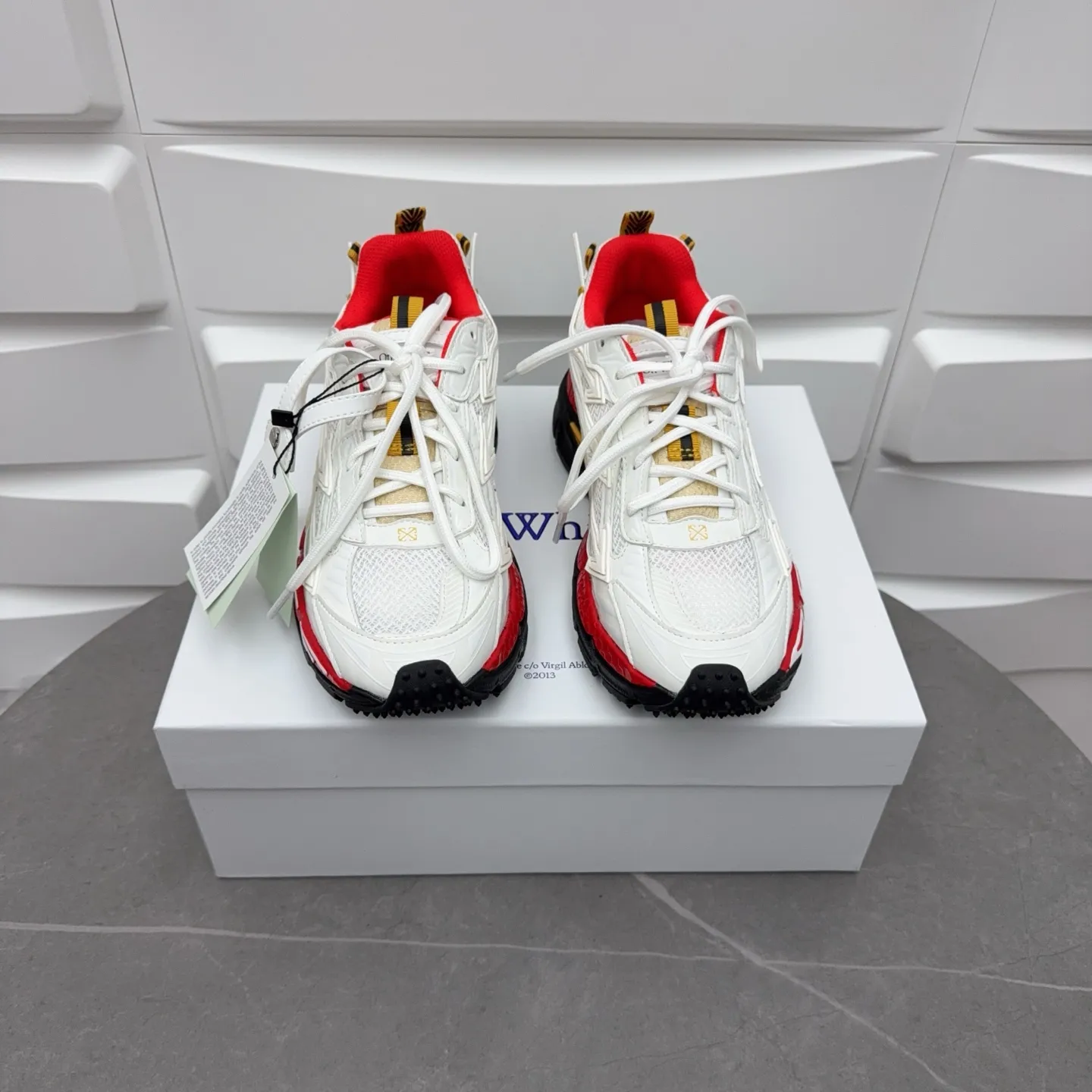 【off- white】P: 720💰Couple style👫, Size: 35-44 (Male 38.45.46 custom-made) High-quality version👊"Out of office" series original mold opening, original lasting, production process 1:1 original version ➰OFF GREY) OFF-WHITE Be Right Back Couple style👫Round toe lace-up arrow pattern low-top lifestyle casual shoes green. A running shoe called the "Be Right Back" sneaker. The design of this sneaker is inspired by Japanese sports aesthetics and craftsmanship, with running performance and principles at its core.
